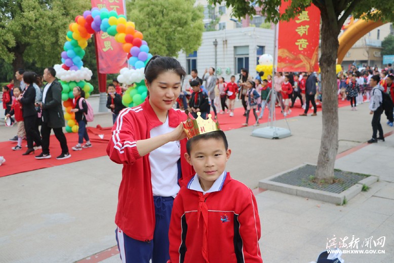 縣實驗小學(xué)新建南路校區(qū)舉行十歲成長儀式