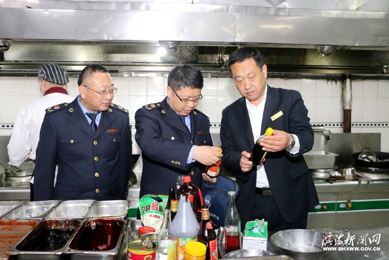 縣市場監(jiān)管局工作人員檢查高考、中考期間餐飲服務(wù)安全監(jiān)管工作