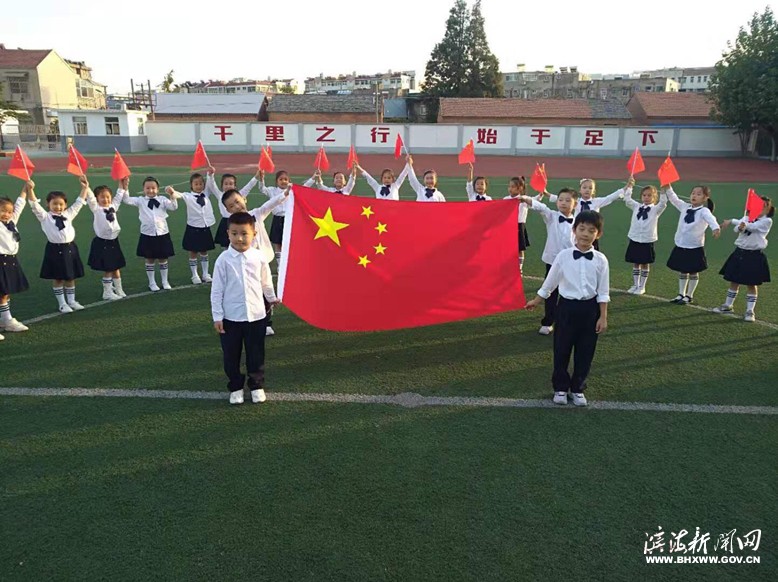 縣實驗小學新建南路校區(qū)一年級開展“我與國旗合張影，我向祖國送祝?！敝黝}活動