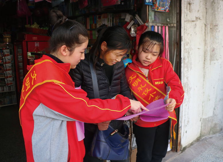 縣第二實(shí)驗(yàn)小學(xué)坎園路校區(qū)開展“小手拉大手共創(chuàng)文明城”志愿服務(wù)活動(dòng)
