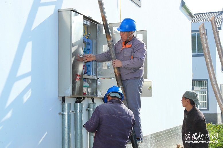 坎北供電所電工對坎北街道長法新村用電戶進行新接線供電
