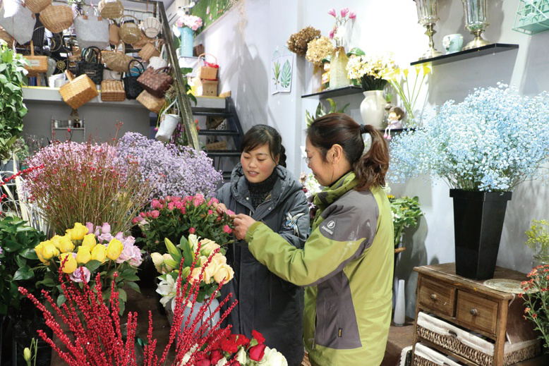 市民選購(gòu)鮮花裝點(diǎn)家居