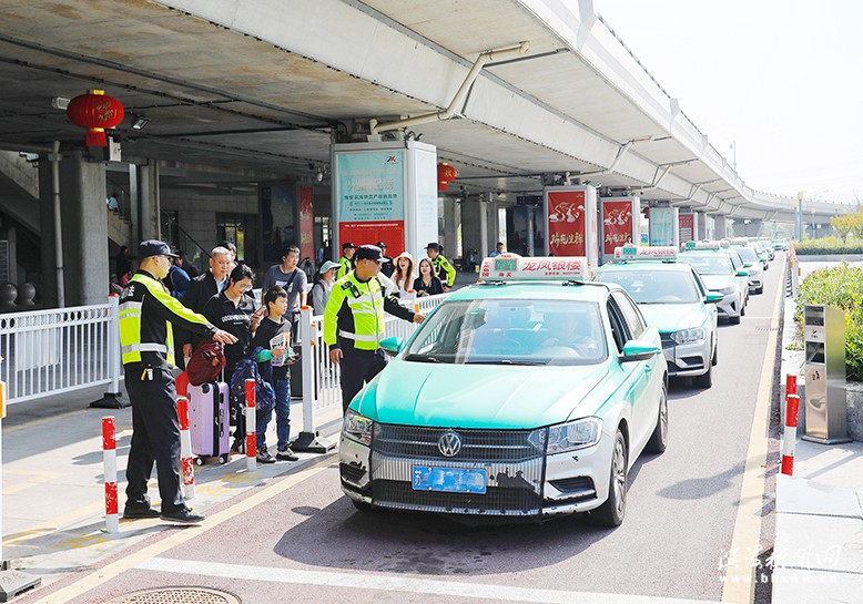 縣交通運輸綜合行政執(zhí)法大隊開展出租車市場經(jīng)營秩序?qū)ｍ椪涡袆?/><div></div></div><div   id="nxpz1x5v"   class=