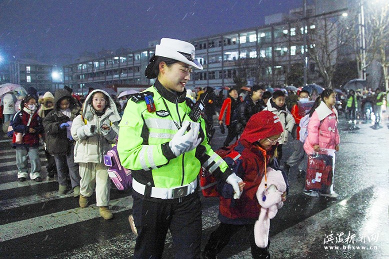 縣公安局交通警察大隊站好“護(hù)學(xué)崗”