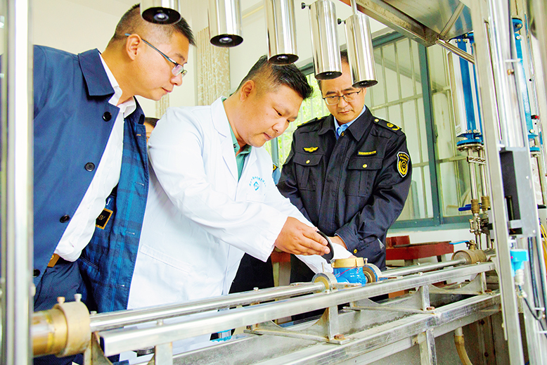 縣綜合檢測(cè)中心對(duì)縣水表檢定站組織開展民用水表專項(xiàng)檢查
