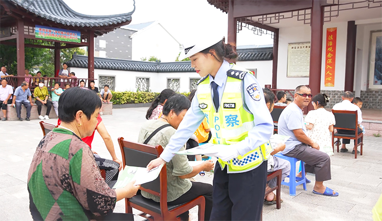 縣公安局交警大隊深入到農(nóng)戶家中宣講交通安全常識