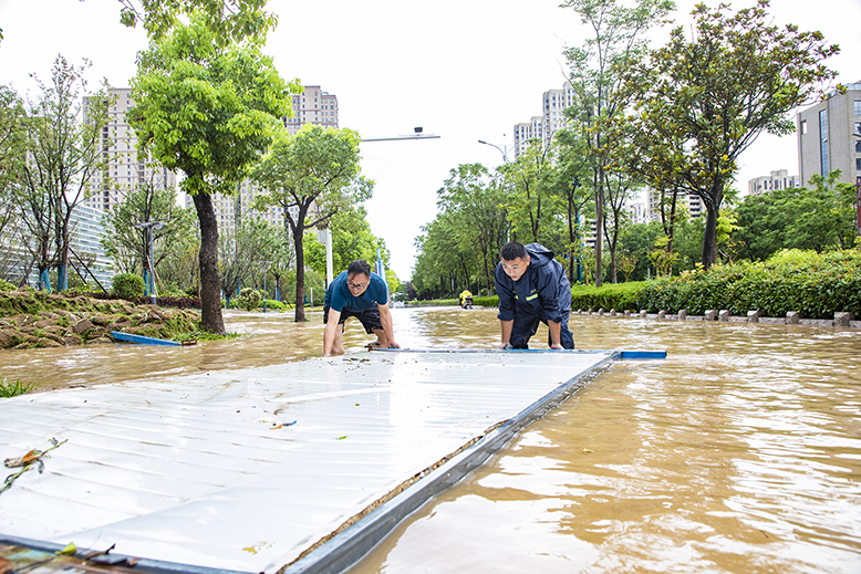 多部門(mén)積極組織排除路面積水