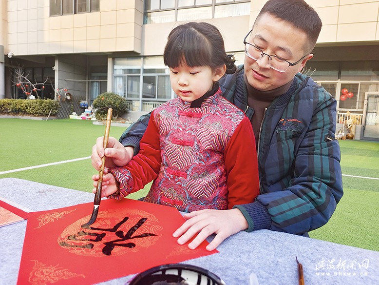 縣機(jī)關(guān)幼兒園舉行“迎新年、福來到”親子活動(dòng)