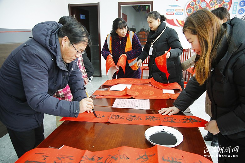 “翰墨飄香迎新春，書寫春聯(lián)送祝?！睍ɑ菝窕顒?/><div></div></div><div   id="nxpz1x5v"   class=