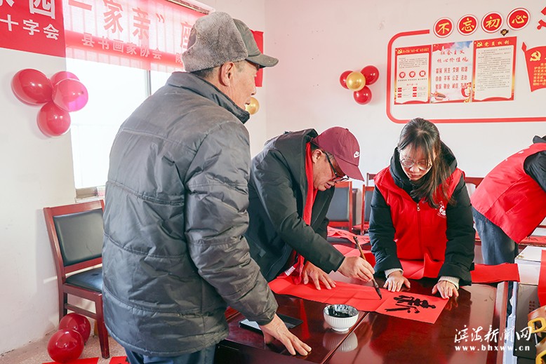 縣紅十字會組織到陳濤鎮(zhèn)六聯(lián)村開展寫春聯(lián)慰問老黨員活動