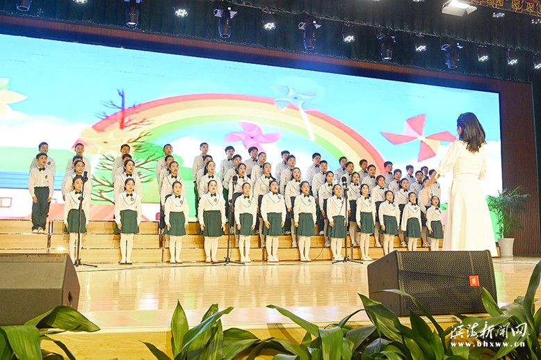 縣實驗小學新建南路校區(qū)舉辦主題為“陽光下成長”的合唱比賽